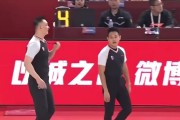 👀杜锋赛中怒喷看完回放的闫军：CTMD 对面拉人违体你不判