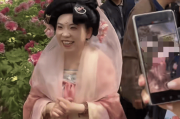 52岁邓亚萍穿华美汉服赏牡丹，浓妆艳抹与花比美，网友直言：不愧是世界冠军！