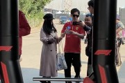 F1中国大奖赛正在进行！法拉利车队储备车手周冠宇热情为车迷签名